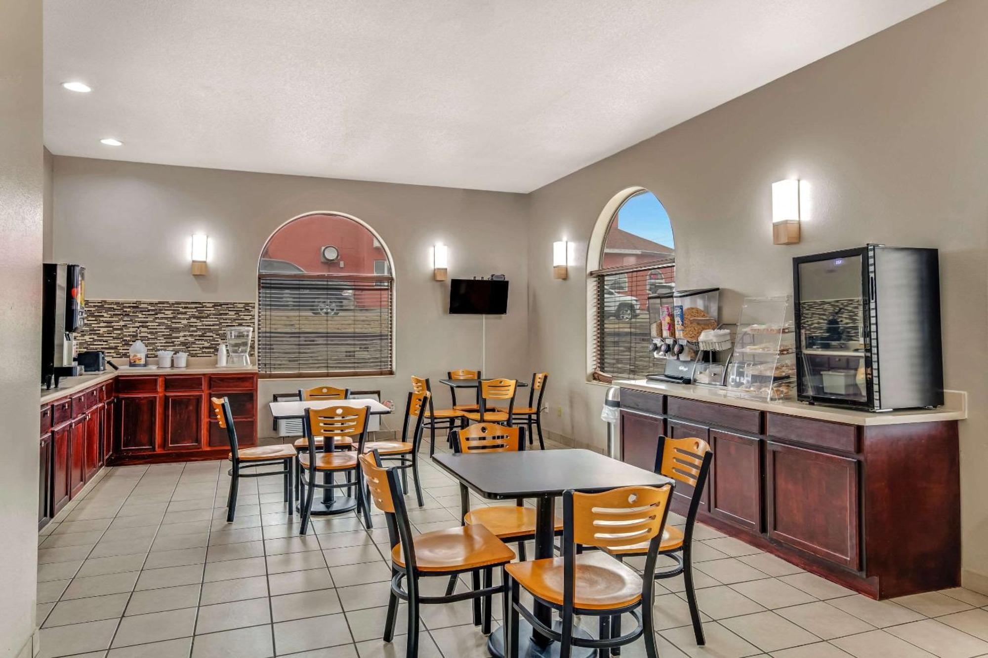 Rodeway Inn Red Oak Екстериор снимка