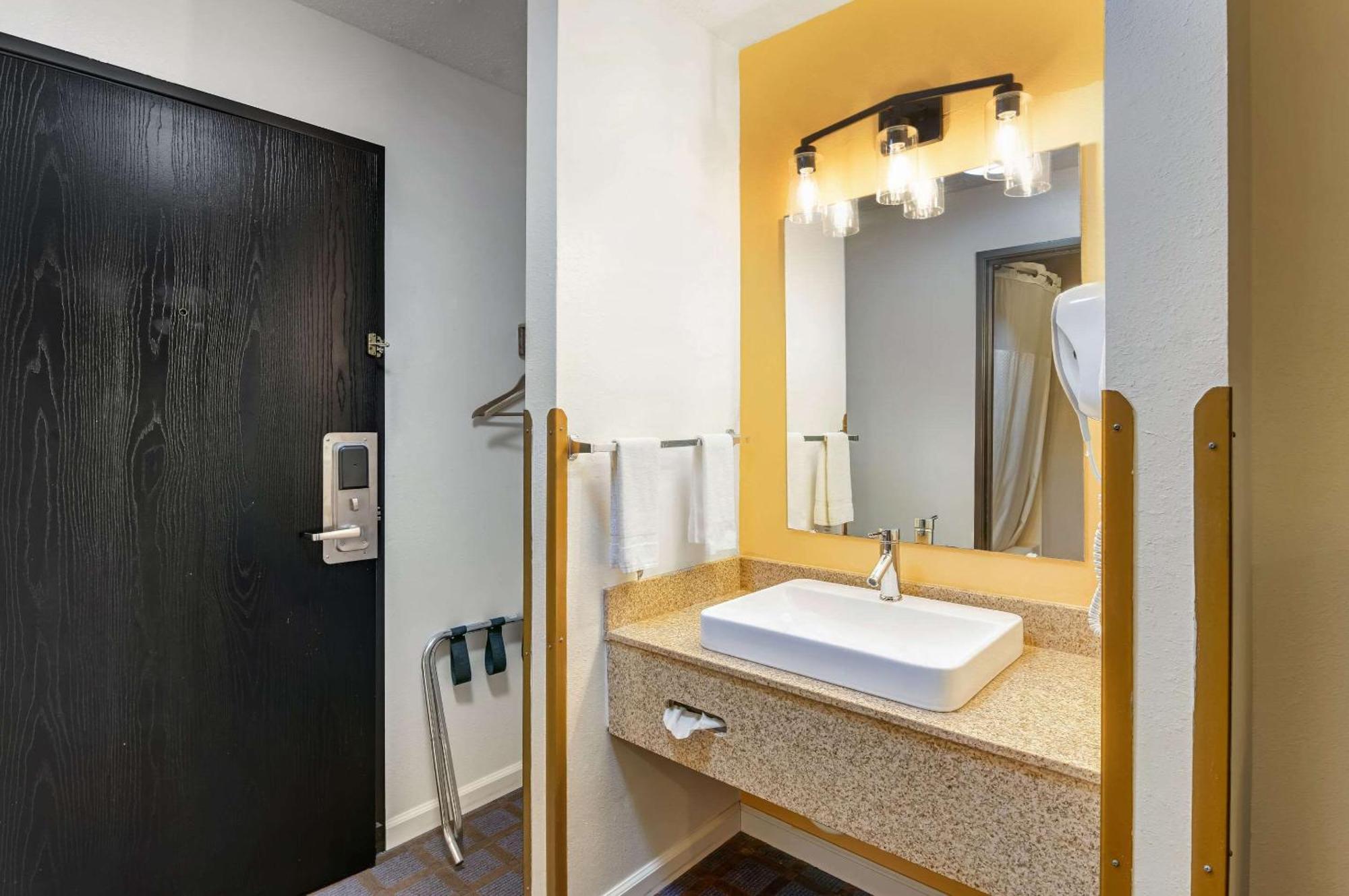 Rodeway Inn Red Oak Екстериор снимка