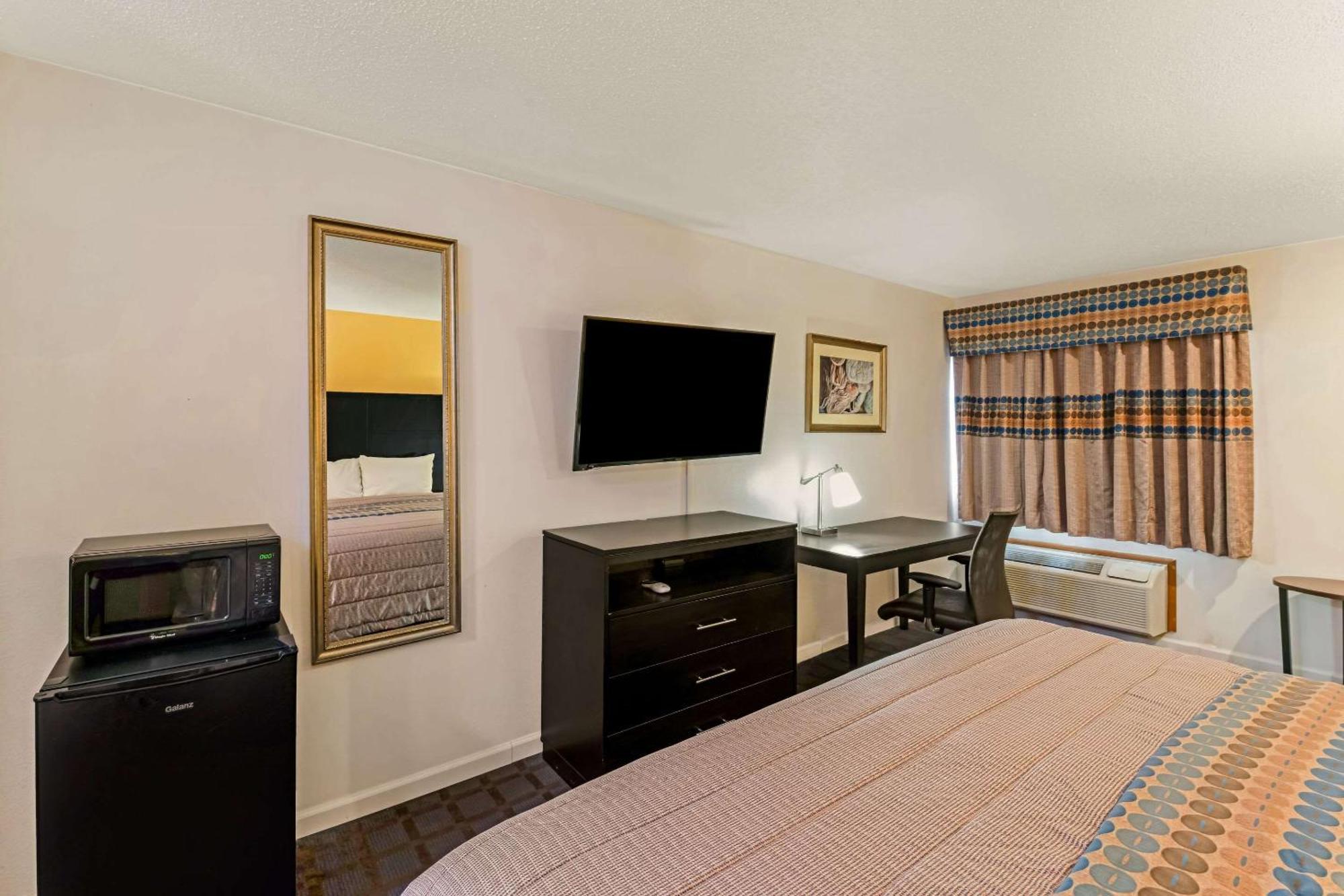 Rodeway Inn Red Oak Екстериор снимка